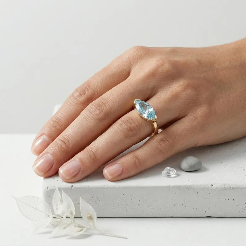 Vakker Mareshia "Solitaire" Marquise Cut Aquamarine Ring ( Lab Created) Designring, Gold Vermeil ( 925s Silver )