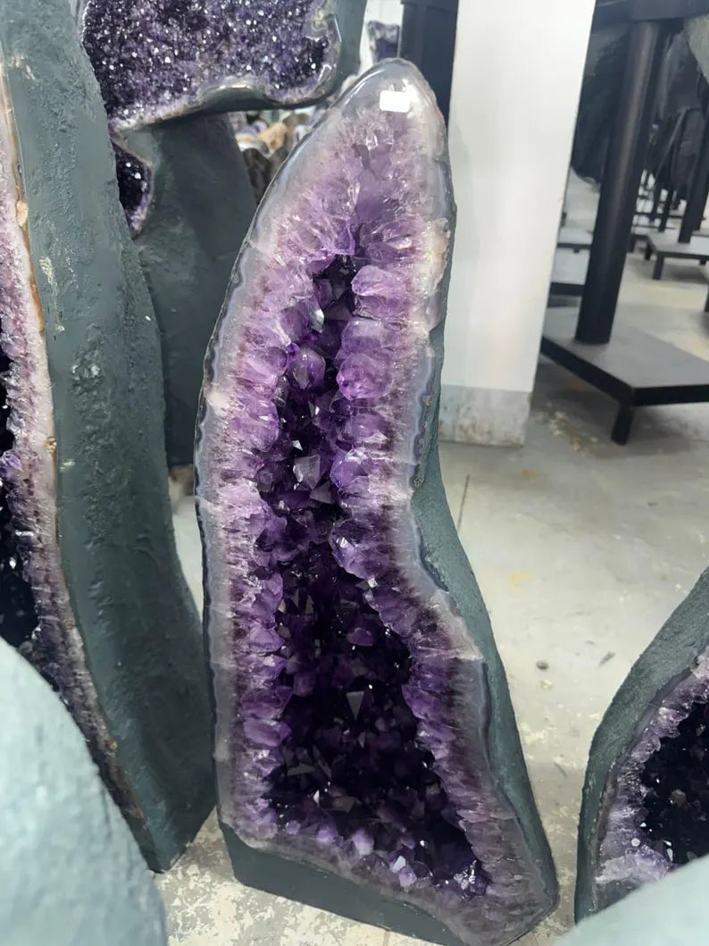 MÅNEDENS UTVALGTE / HIGH QUALITY PREMIUM BRAZILIAN AMETYST GEODE - Inntil 40% OFF + Fri Frakt - 45kg , 79cm Extra Høy -store spisser