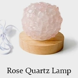 NY ROSE QUARTZ Sphere Ledlampe med trebase og usb, ca. 9 -10cm