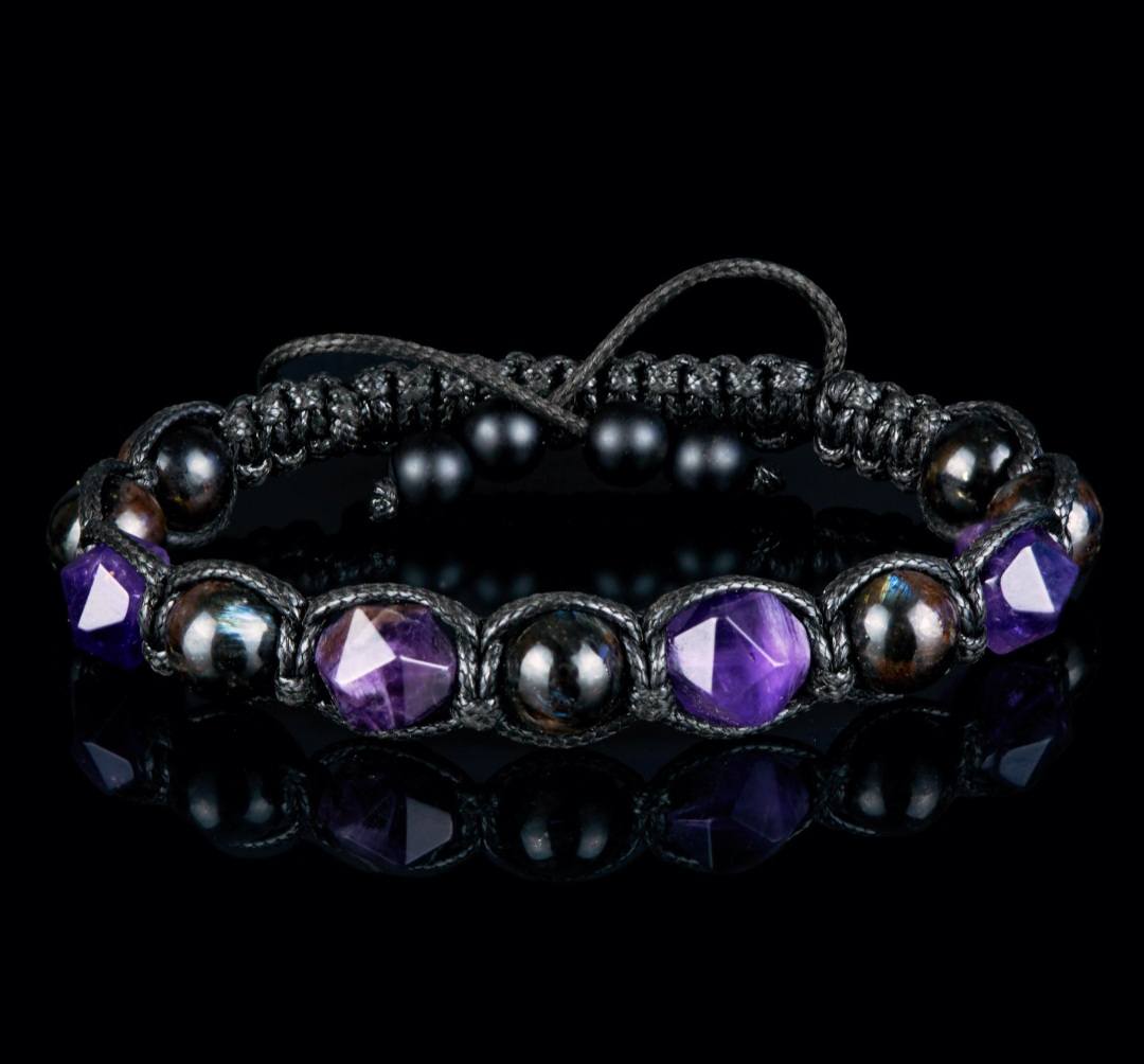 MÅNEDENS UTVALGTE / Trendy og eksklusivt Chambhala Armbånd, Amethyst • Astrophyllite• Unisex Bracelet for Men and Women. Men's Bracelet. Purple-black stones, 8 mm beaded bracelet