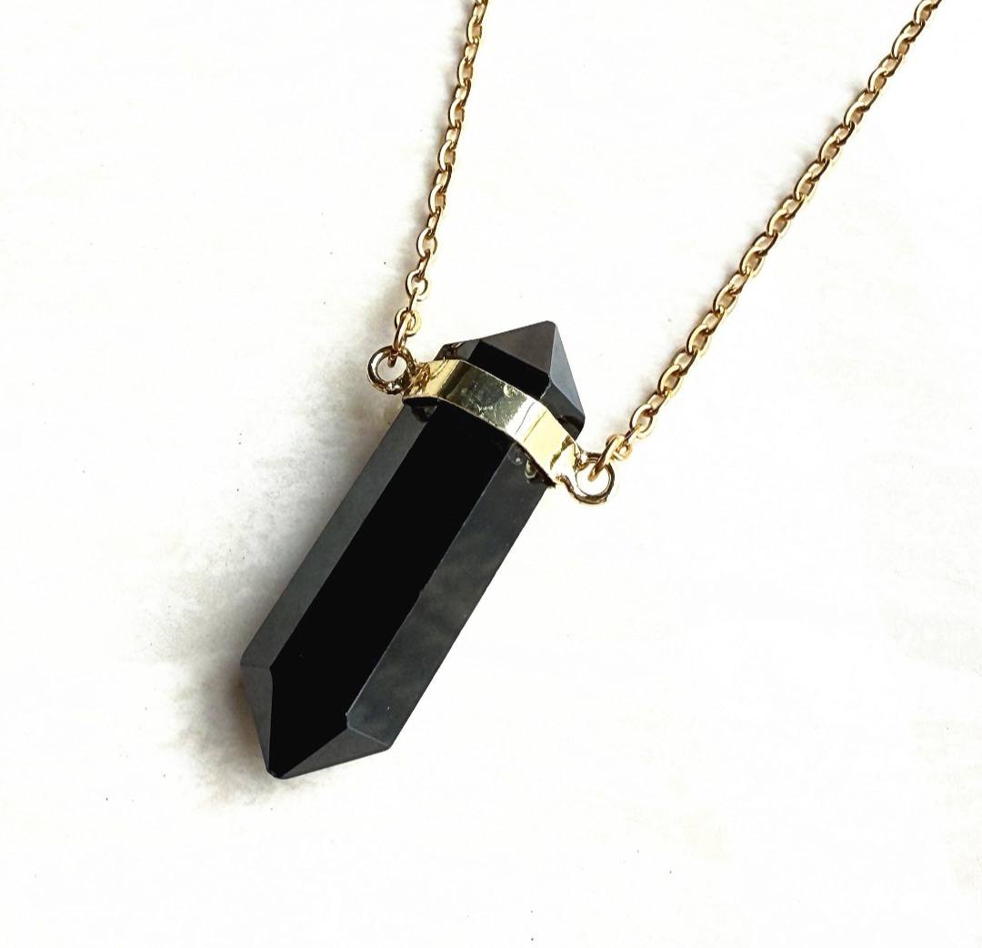 Sort Obsidian kjede m/ spissanheng, Goldplated
