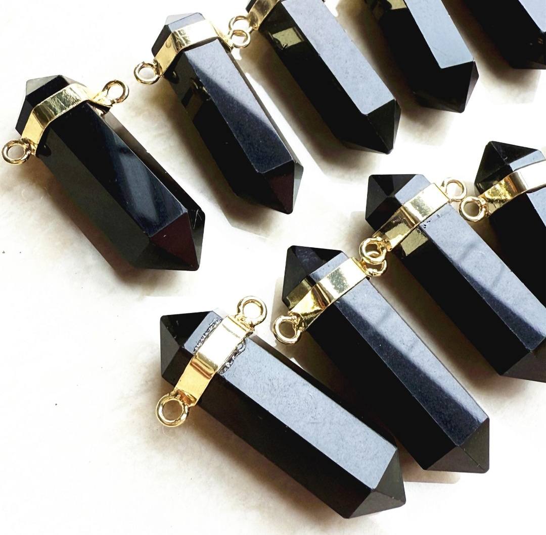 Sort Obsidian kjede m/ spissanheng, Goldplated