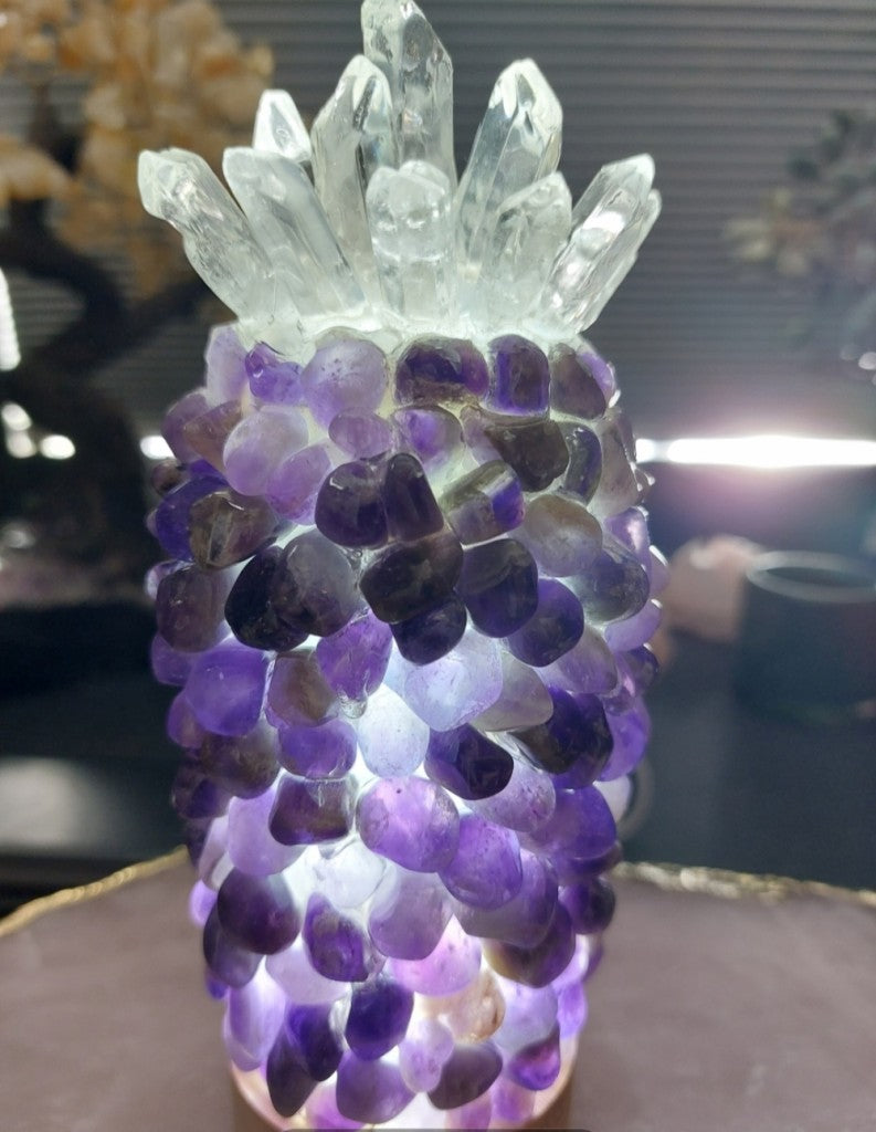 Nyhet / Ny, stor og hÅndlaget " Pineapple " Crystal Ametyst Stone Ledlampe med dekorativ Crystal Top Decor - 18x8cm