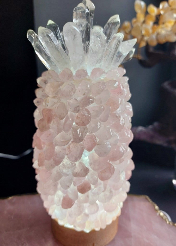 Nyhet / Ny, stor og hÅndlaget " Pineapple " Crystal Rose Quartz Stone Ledlampe med Crystal Decor Top - 18x8cm