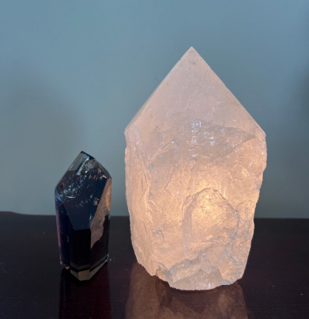 Large Hvit Kvarts RÅkrystall lampe m/trebase, ca. 15cm x 10cm, ca 2kg, LARGE