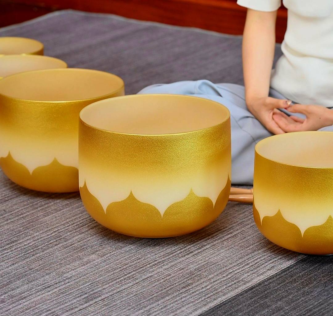 Crystal Singing Bowls Set 432Hz 6"-12" - Chakra Quartz Sound Bowls - Including Mallets & Carrying Bags, 7 Golden Lotus Quartz Bowls