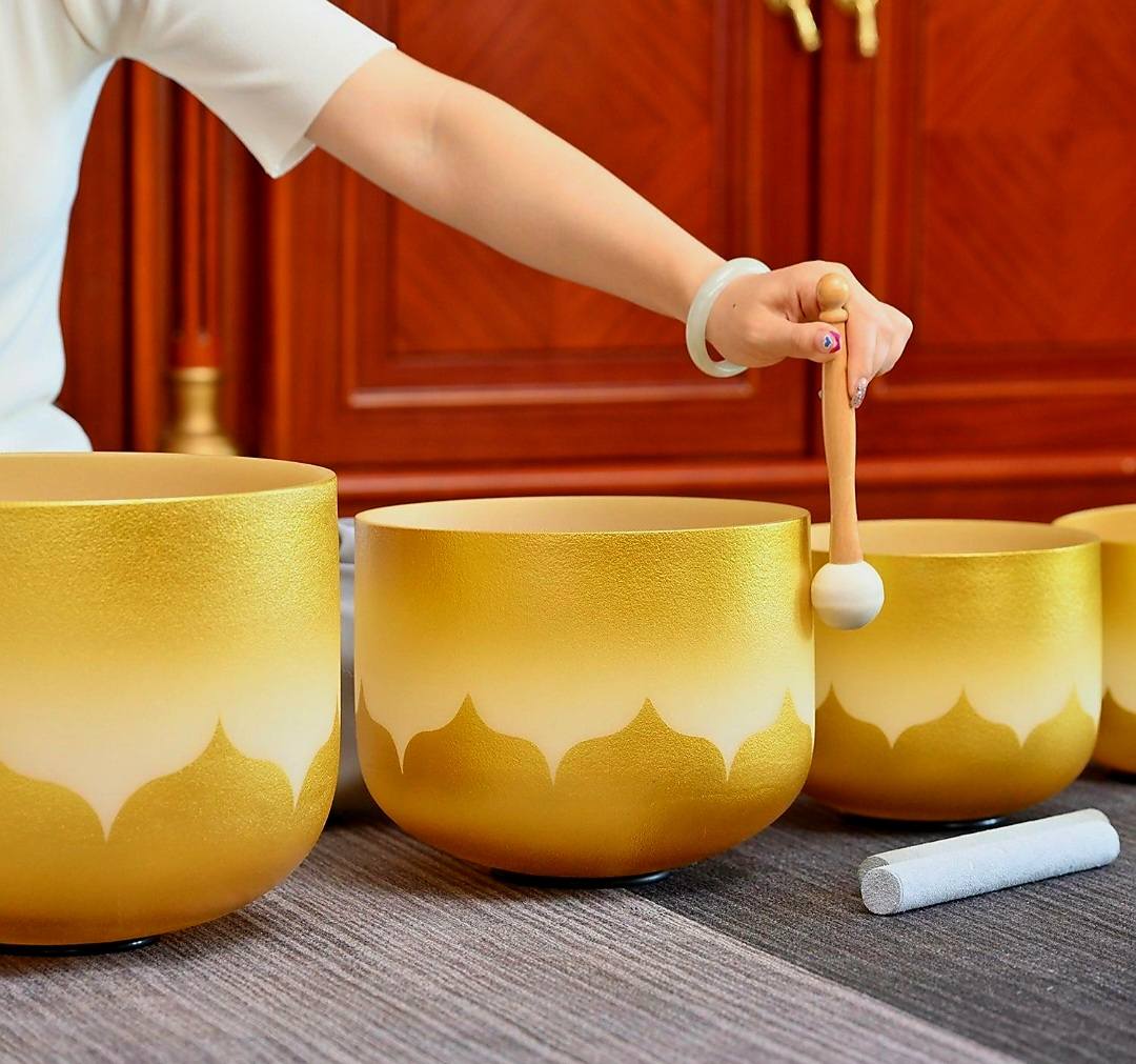 Crystal Singing Bowls Set 432Hz 6"-12" - Chakra Quartz Sound Bowls - Including Mallets & Carrying Bags, 7 Golden Lotus Quartz Bowls