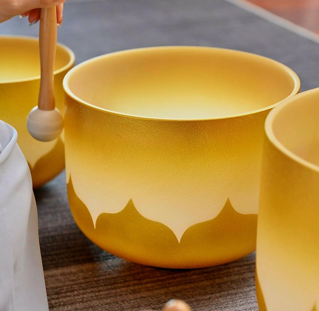 Crystal Singing Bowls Set 432Hz 6"-12" - Chakra Quartz Sound Bowls - Including Mallets & Carrying Bags, 7 Golden Lotus Quartz Bowls