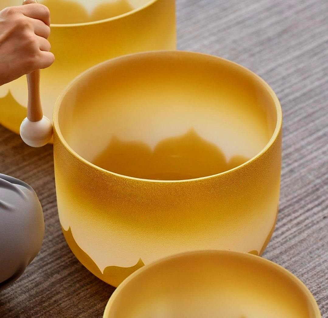 Crystal Singing Bowls Set 432Hz 6"-12" - Chakra Quartz Sound Bowls - Including Mallets & Carrying Bags, 7 Golden Lotus Quartz Bowls