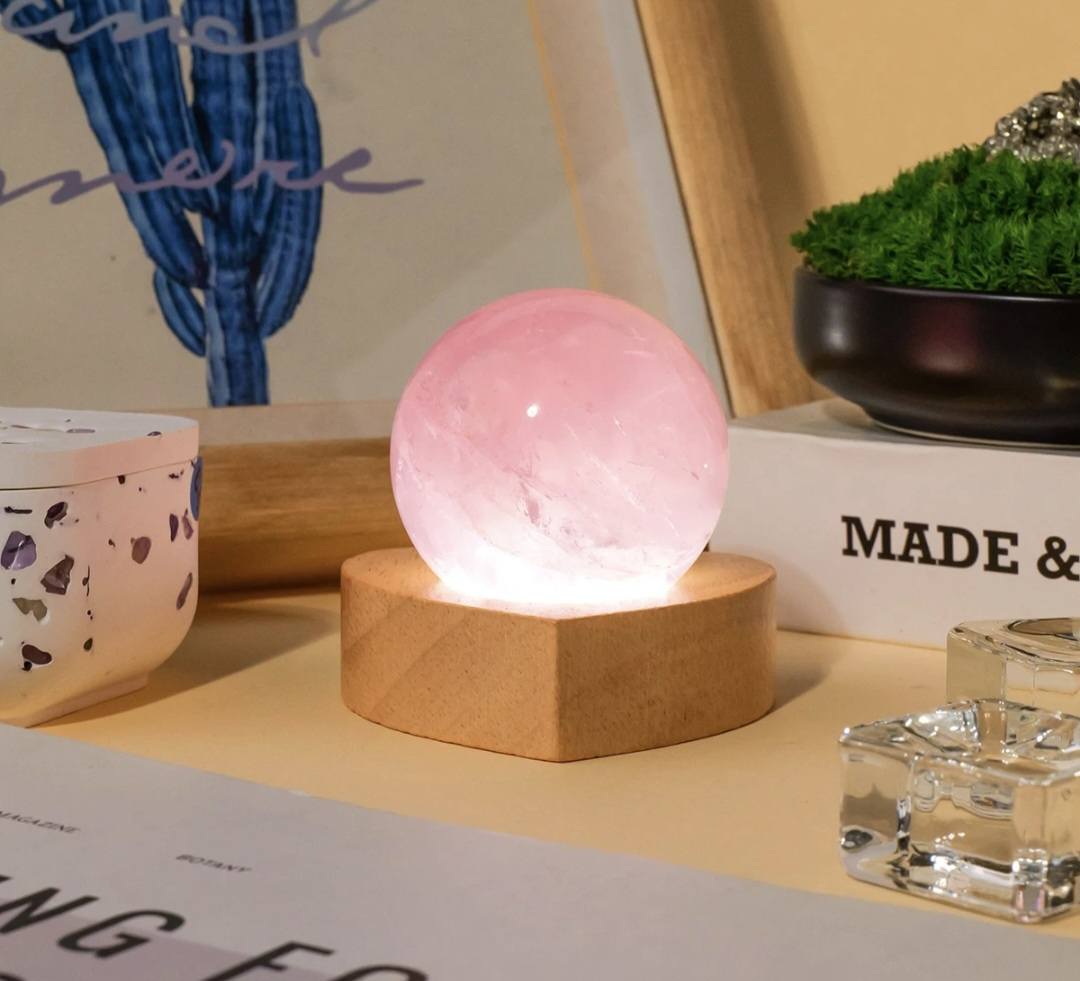 Nye, Led Crystal Sphere Quartz decorlamper... Raw Rose Quartz Cluster, 6cm m/4cm Kule inkl. trebase