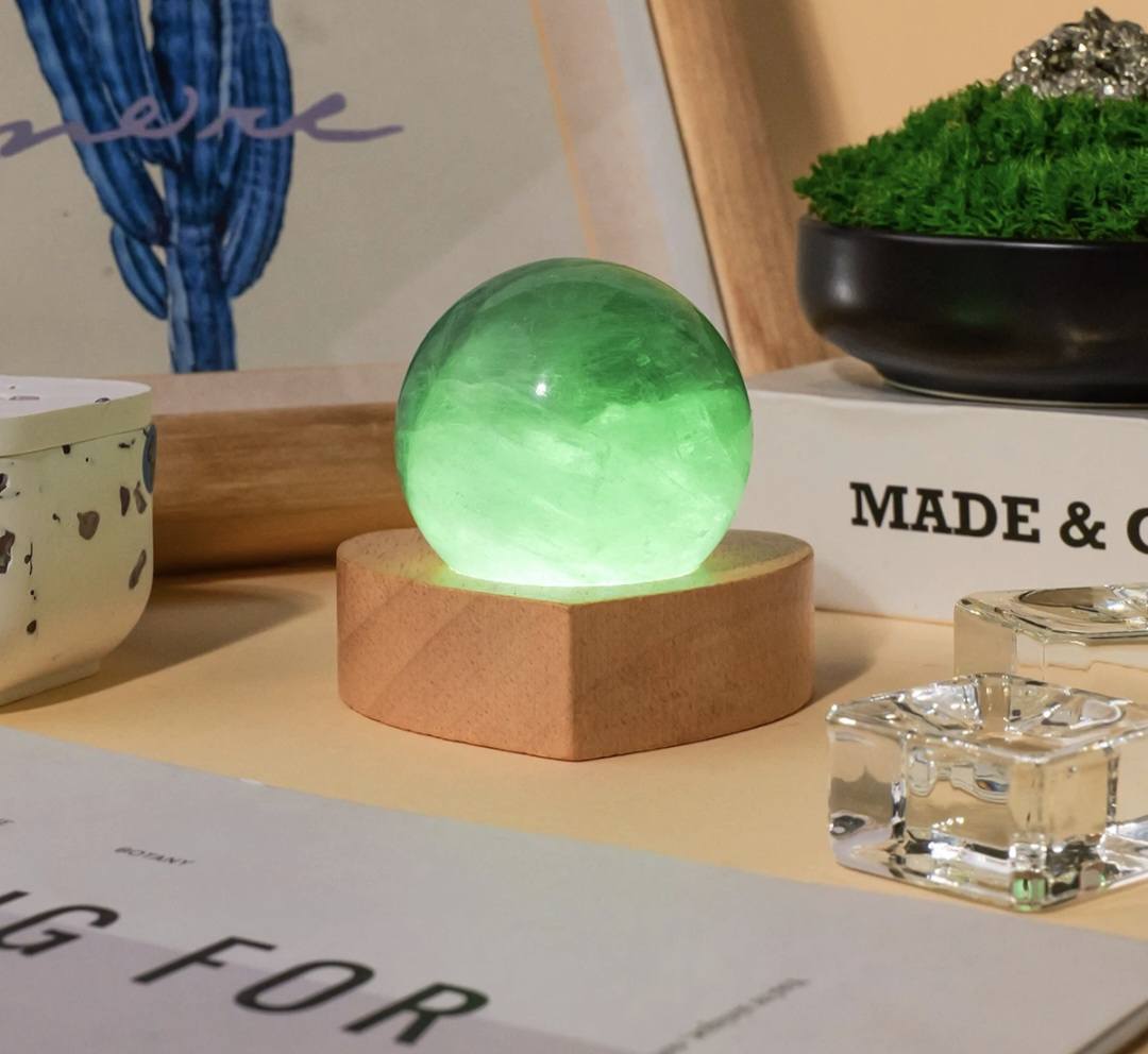 Nye, Led Crystal Sphere Quartz decorlamper... Green Fluorite Cluster, 6cm m/4cm Kule inkl. trebase