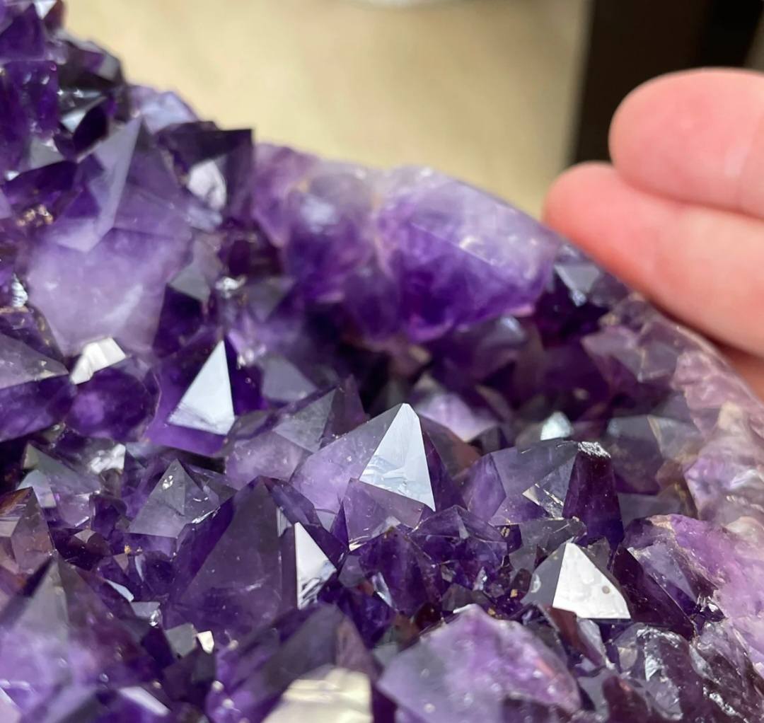 Extra Plus Brazilian Amethyst Geode SOFA Table Metal Frame Table w/Druzy big Cluster, ca. 35kg m/ramme - 40x30x20cm Stone