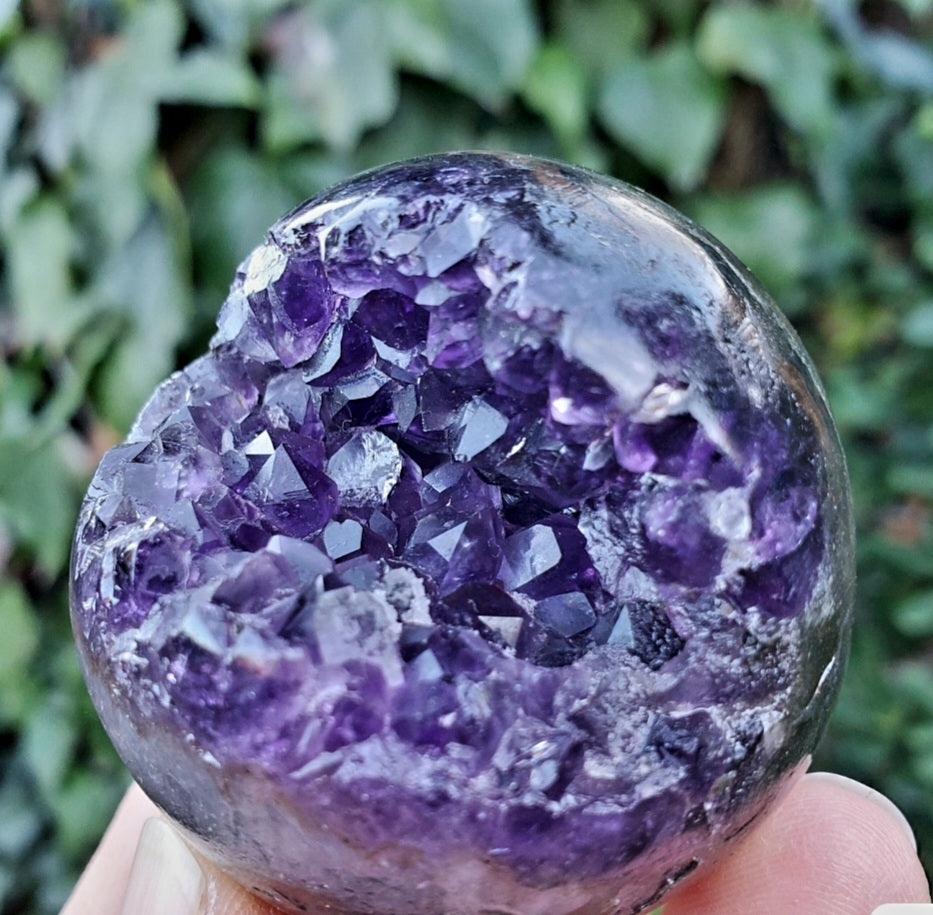 Uruguay Ametyst "Open Smiling" Geode AAA+ kvalitet, ca. 500gram, 60 - 70mm