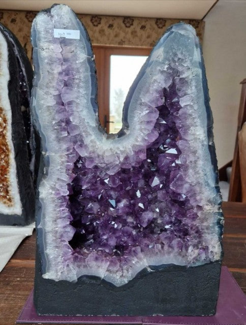 SOMMERKAMPANJE / Tall Amethyst Crystal Geode 1017 Premium Queen Grade 43.95kg H56xW38xD23cm
