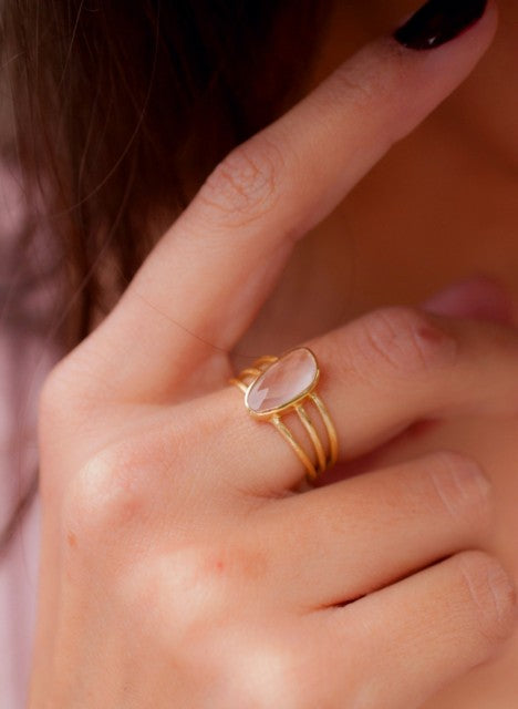 Vakker, hÅndlaget designring  med stor Rosenkvarts sten i oval form, gold plated