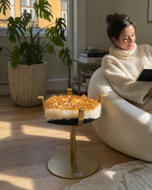 MÅNEDENS UTVALGTE / HIGH QUALITY BRAZILIAN CITRINE ( Heated ) CLUSTER GEODE COFFEE / SOFA SIDE TABLE w/Golden Frame, 14.7KG - 29x21cm, Høyde 45cm