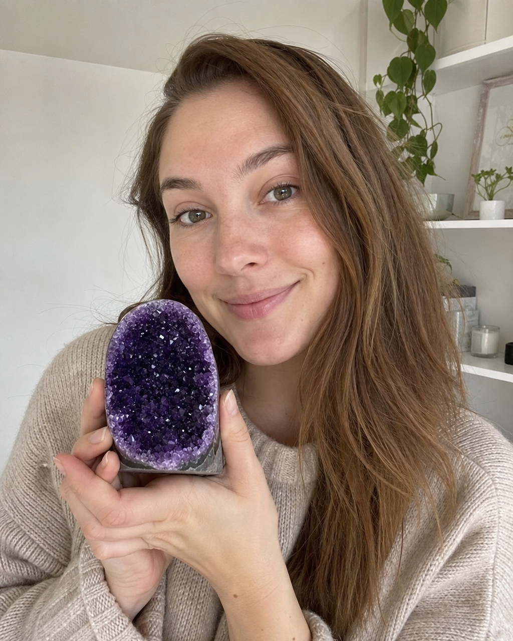 MAI SPECIAL - 50% OFF + FREE FRAKT & BONUSGAVE / Unik og flott ARTIGA Uruguay Ametyst Geode m/polert Agat kant, ca. 1kg - 1.5kg
