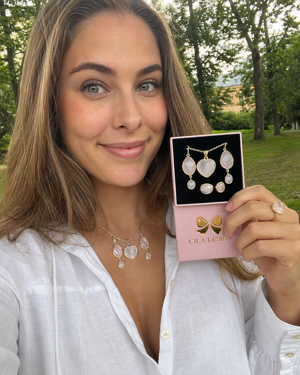 Nye CILA Design Smykkesett ( Ring, Kjede, øredobber med Rose Quartz ), Gold Electroplated