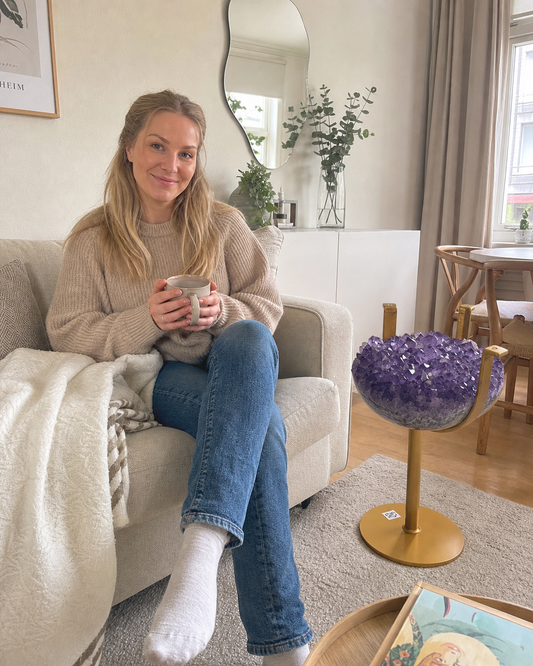MÅNEDENS UTVALGTE / 40% OFF - Extra Plus Amethyst AAA+ Quality Geode Coffe - Side table Golden Metal Frame Table w/Druzy big Cluster, 16.3kg, ca.45x30cm, Høyde 45cm