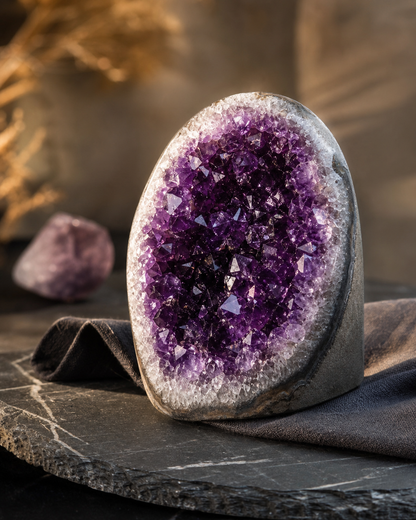 MAI SPECIAL - 50% OFF + FREE FRAKT & BONUSGAVE / Unik og flott ARTIGA Uruguay Ametyst Geode m/polert Agat kant, ca. 1kg - 1.5kg