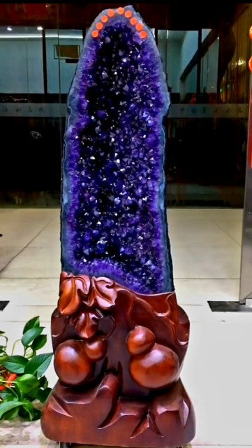 AAA High Quality Uruguay Ametyst Geode Size 105 * 26cm, weight 55.8kg, including base