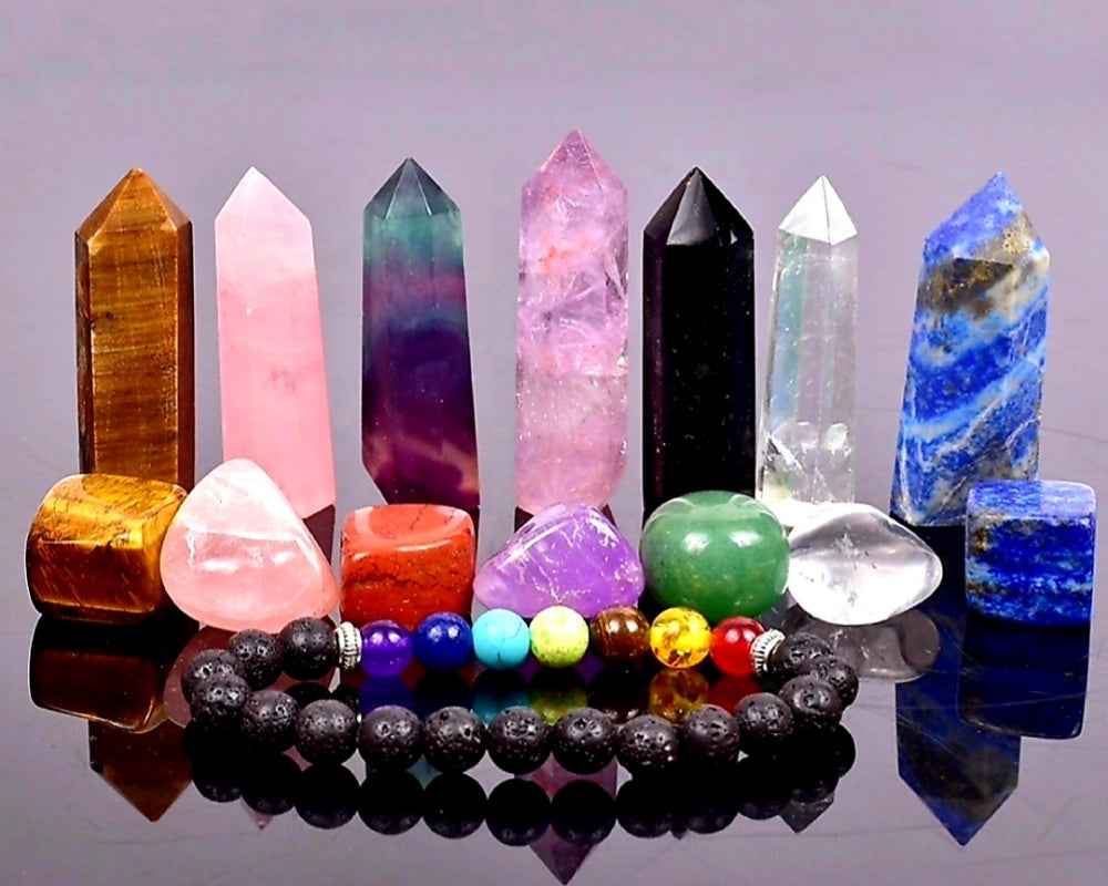 15 deler Chakra Krystallsett med Chakra TÅrnkrystaller, Chakra Stener og Chakra ArmbÅnd. TÅrnkrystallene er 6 - 7cm.