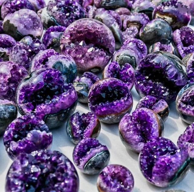 Uruguay Ametyst "Open Smiling" Geode AAA+ kvalitet, ca. 200gram, 30 - 40mm