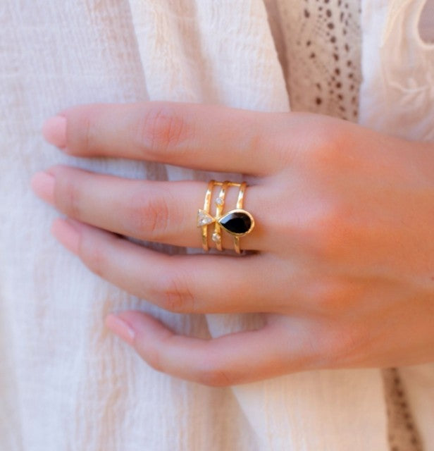 HÅndlaget 2 stone ringdesign med smÅ stener i black Onyx & white Topaz, Gold Electroplated.