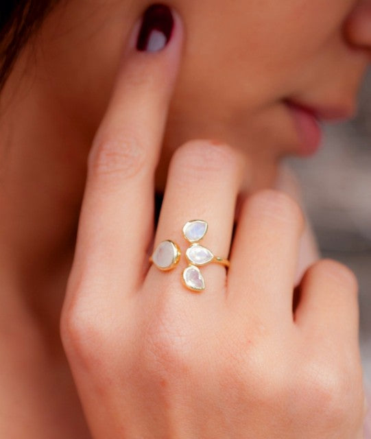 Vakker, hÅndlaget designring  " Lotus Flower " med smÅ MÅnestener i oval form, 18 gold plated