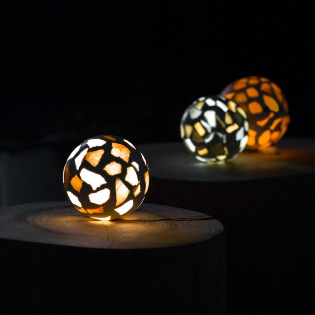 Lekre Selenitt Lamper i Terrazzo Moon Orb Design, Medium 95x95mm, oppladbar m/remote control, 16 farger