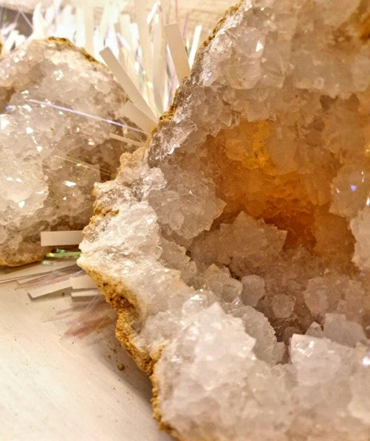 White Quartz Agat Geode , 16 - 20cm, 1200 - 1500 gram