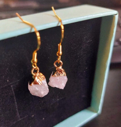 Elegante og enkle øredobber i Ice Cube Drop Design, Goldplated - Raw Rose Quartz, Small Size