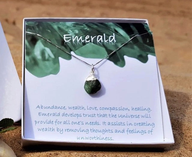 Vakkert Birthstone Designkjede m/RÅsten - Emerald - Gold Electroplated