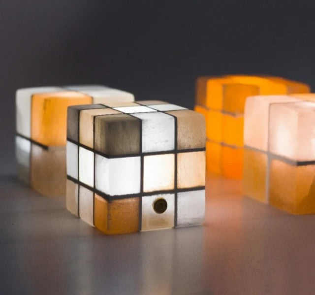 Årets Lampenyhet ! Lekre Selenitt Lamper i Terrazzo small Cube Design, 70x70mm, oppladbart batteri m/touch