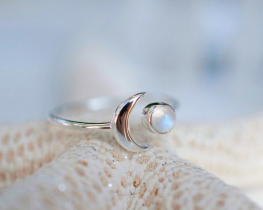 Vakker, enkel og hÅndlaget designring med liten rund mÅnesten i sølv , halvmÅnedesign