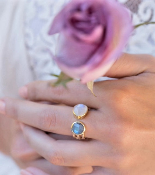 Håndlaget 2 stone " ISA " ringdesign med stener i Moonstone og Labradorite,  Gold Electroplated.