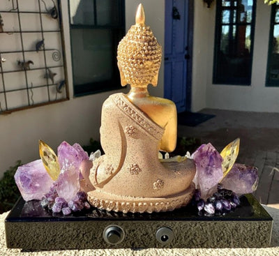 Fantastisk hÅndlaget Kvarts Krystall Lampedekorasjon i GOLDEN SITTING BUDDHA Design m/Ametyst, Citrine, Clear Quartz