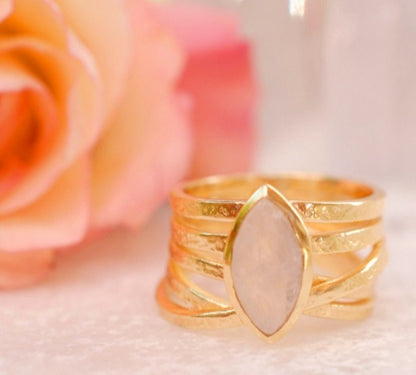Vakker, håndlaget " Connie " Designring  med stor Månesten i oval form, gold plated