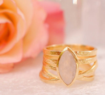 Vakker, hÅndlaget designring  med stor MÅnesten i oval form, gold plated