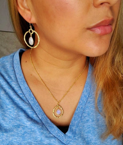 Nytt, vakkert Krystallkjede i et lekkert og Trendy "Tear Drop" Design med Moonstone drÅpeanheng, Gold Filled.