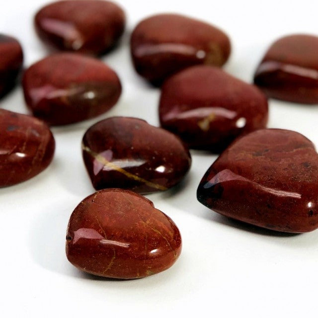 Vakre og store Rød Jaspis Hjertestener i en dyp rød farge, 50x65mm i størrelse.