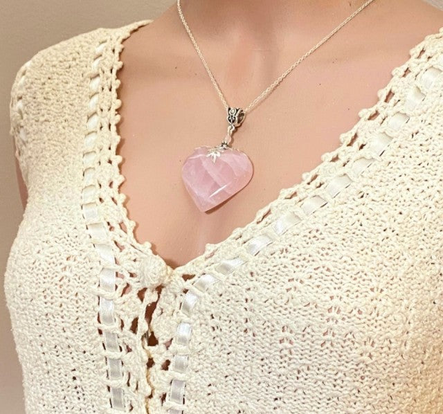 Nye, hÅndlagede Rose Quartz Heart Anheng m/kjede ( Unconditional Love) , Silverplated, 35mm