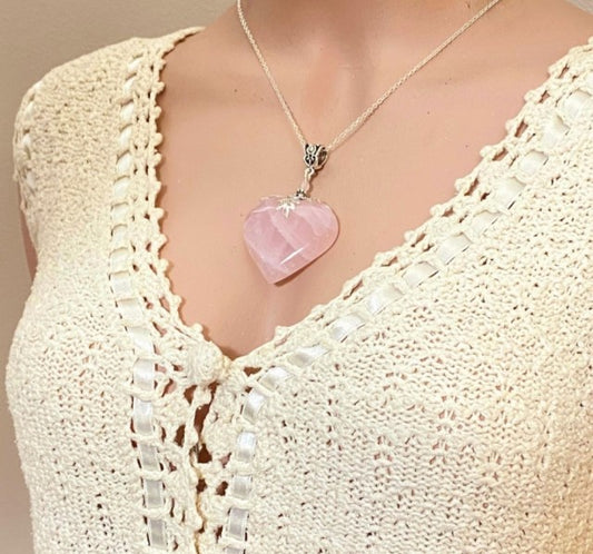 Nye, hÅndlagede Rose Quartz Heart Anheng m/kjede ( Unconditional Love) , Silverplated, 35mm