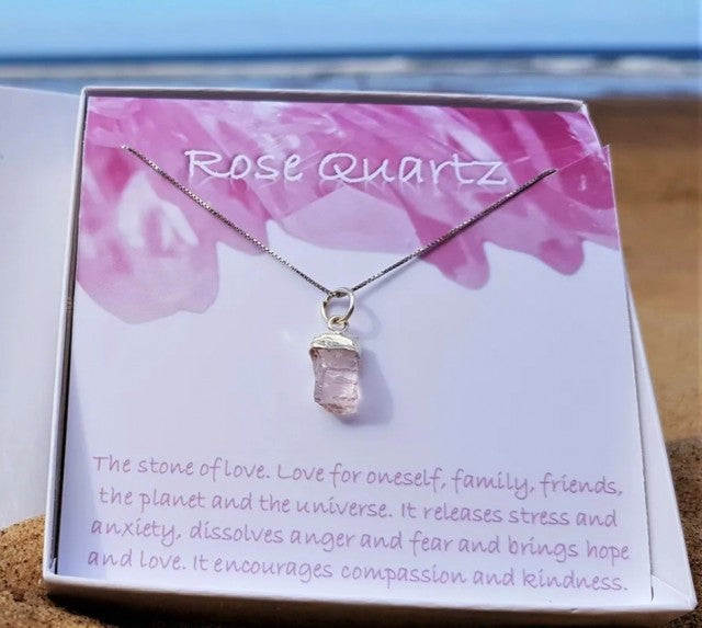 Vakkert Birthstone Designkjede m/RÅsten - Rose Quartz  - Gold Electroplated