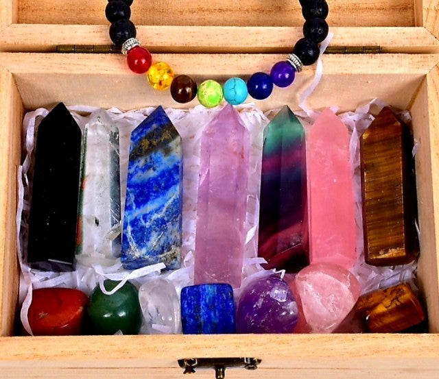 15 deler Chakra Krystallsett med Chakra TÅrnkrystaller, Chakra Stener og Chakra ArmbÅnd. TÅrnkrystallene er 6 - 7cm.
