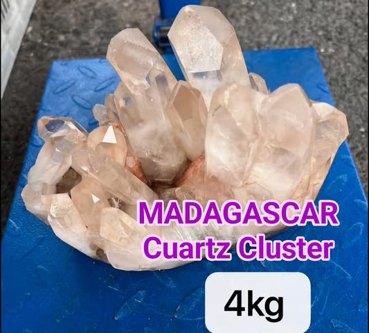 Naturlig Madagascar Quartz Cluster - 4kg med store Tårnspisser