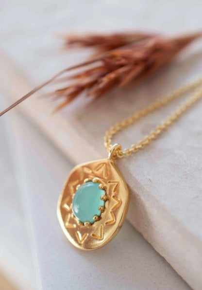 Nytt, vakkert Krystallkjede i et lekkert og Trendy Medallion Design med Aqua Calcedony, 18k Gold Filled.