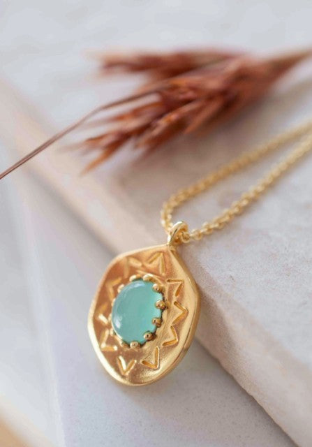 Nytt, vakkert Krystallkjede i et lekkert og Trendy Medallion Design med Aqua Calcedony, |18 Gold Filled.