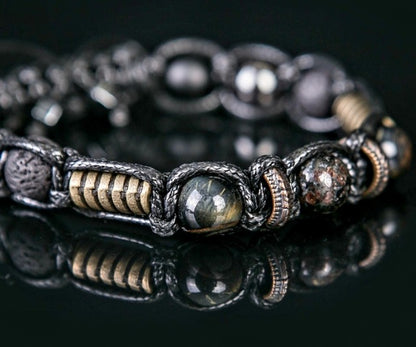 Trendy og Exclusivt Shambhala ArmbÅnd , Biotite ( Black Mikastone), Blue Tigereye ( Hawks Eye ) Matt sort Onyx, Lavaston