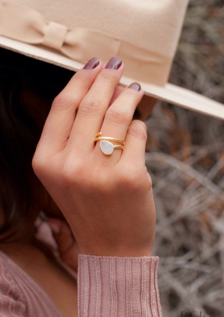 HÅndlaget, Designring med liten drÅpeformet Moonstone sten,  18 K Gold Electroplated